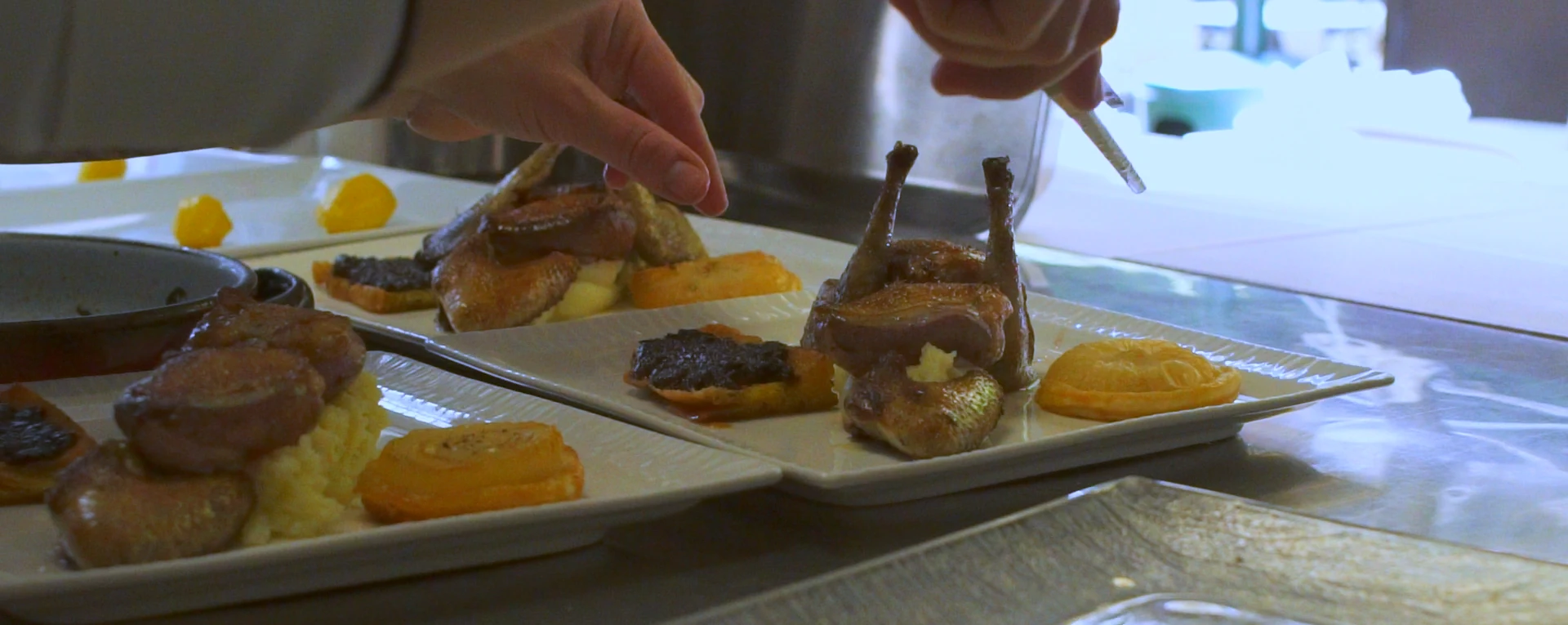 Confit de canard aux abricots, dressage en cuisine, Restaurant Philip