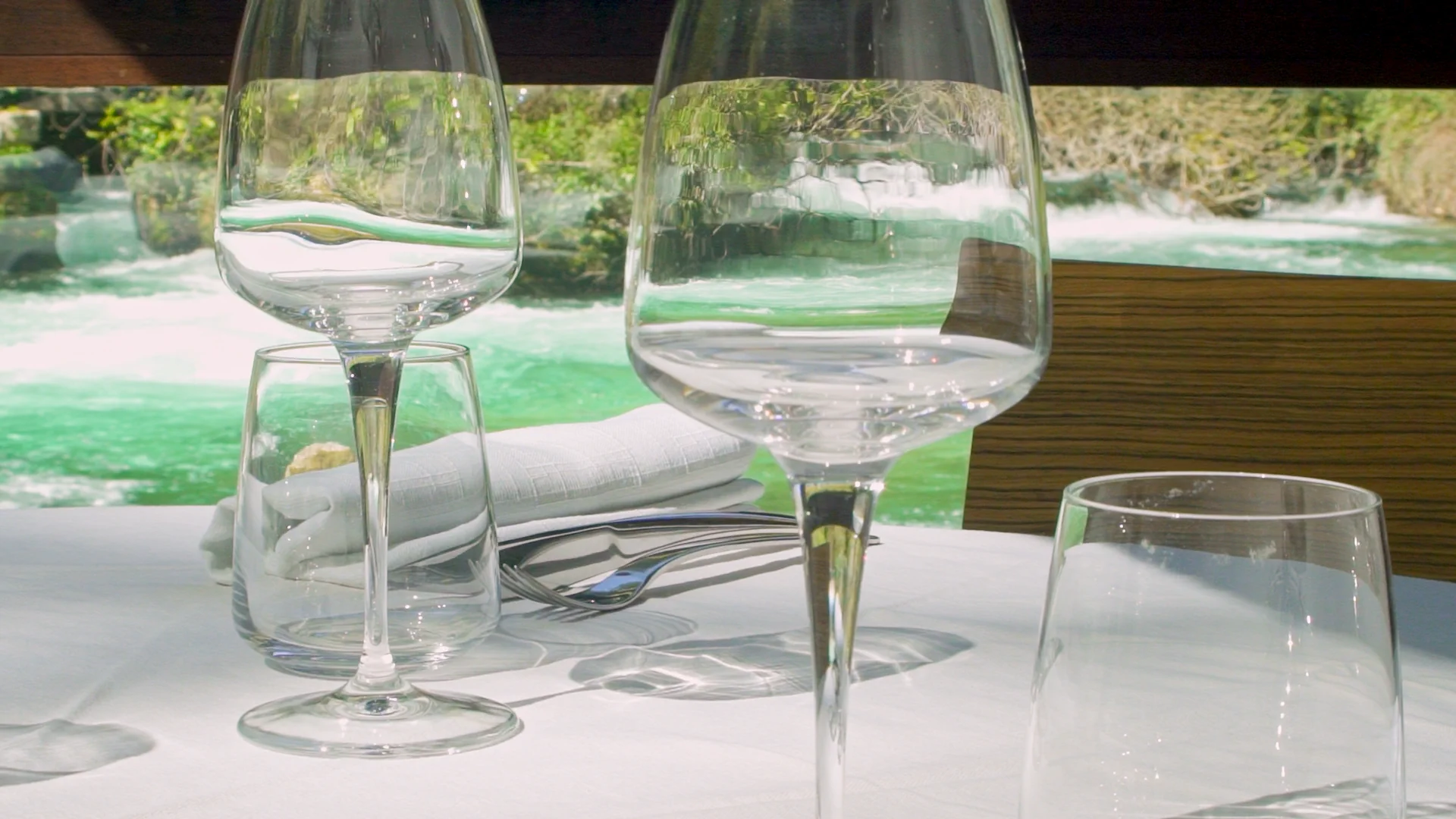 Table dressée, verres à vin avec vue sur la Sorgue turquoise, Restaurant Philip