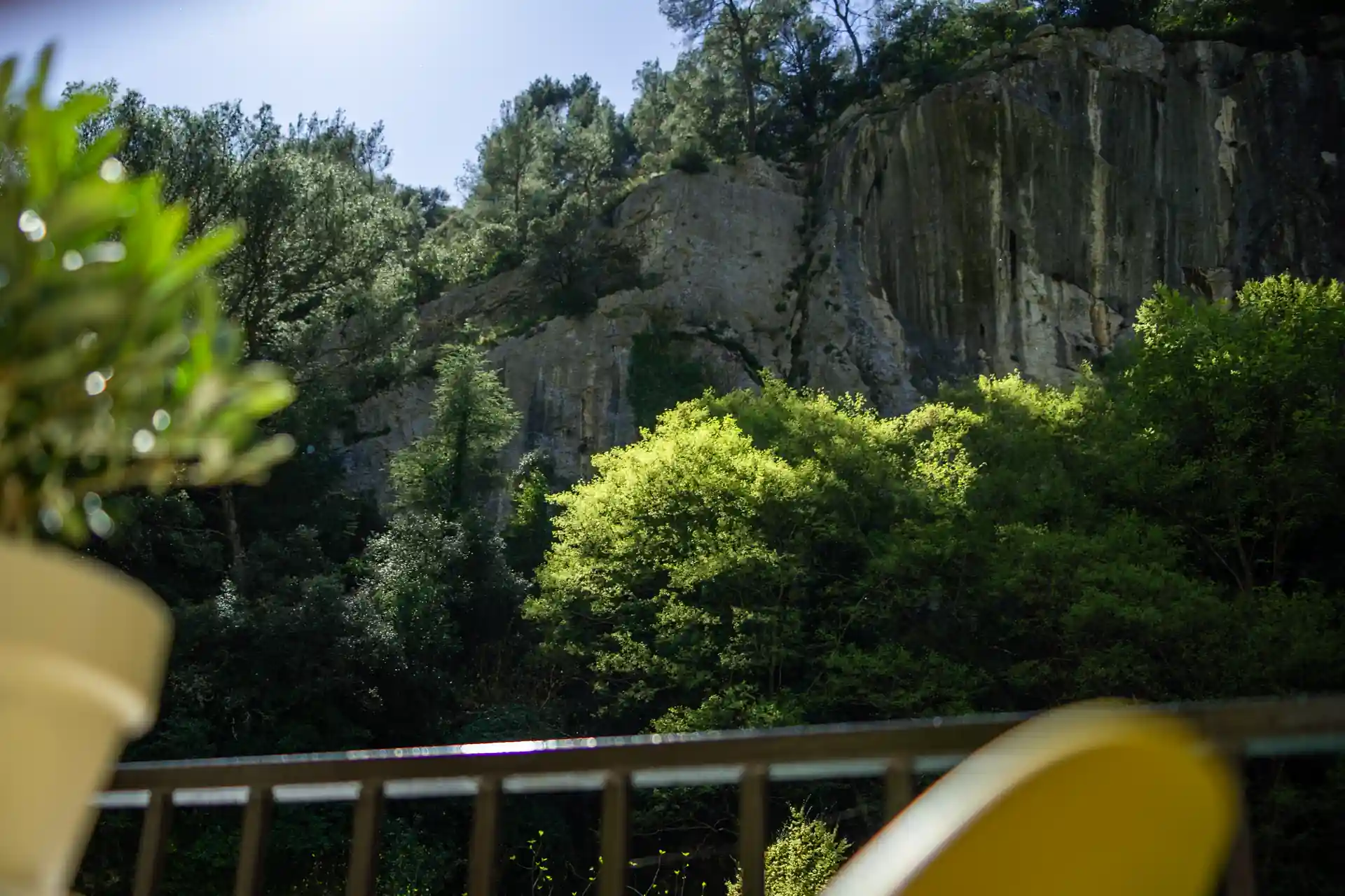 Vue sur la falaise de Fontaine-de-Vaucluse depuis la terrasse du Restaurant Philip